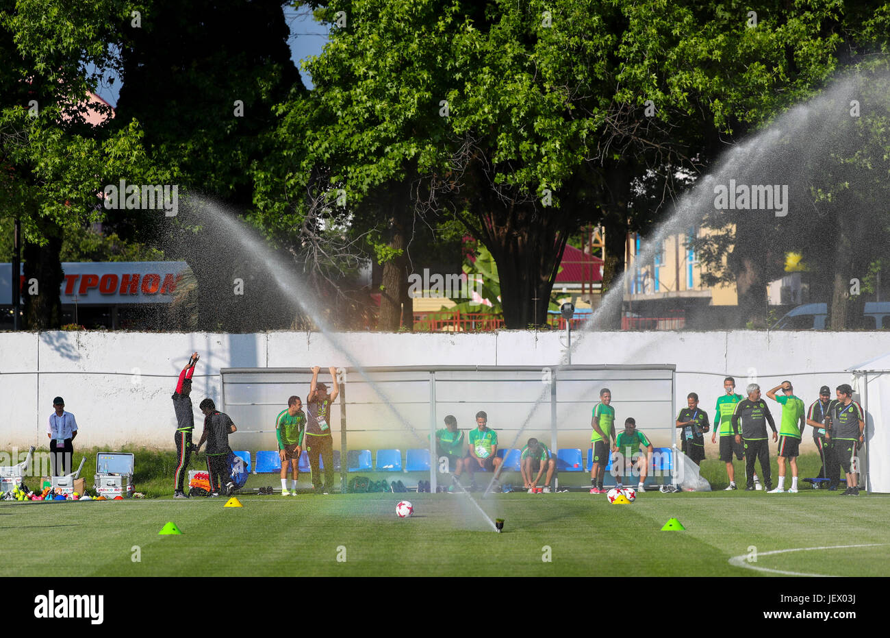 Mexican giocatori seduti su un banco di lavoro prima di warm-up presso il messicano del team nazionali di formazione durante la Confederations Cup a Sochi, Russia, 27 giugno 2017. Foto: Christian Charisius/dpa Foto Stock