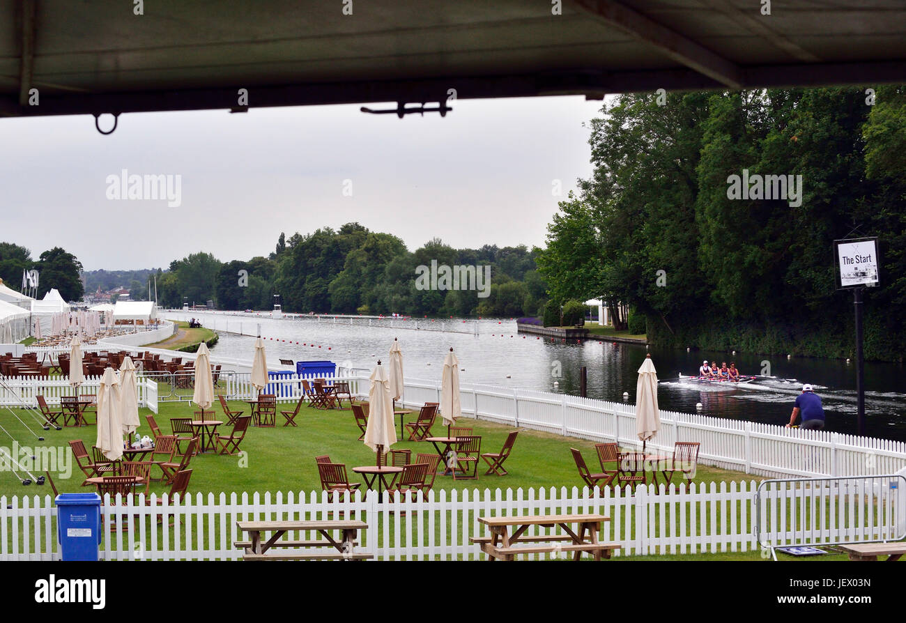 Henley-on-Thames, Regno Unito. Il 27 giugno, 2017. Henley Royal Regatta inizia ufficialmente domani 28 giugno 2017 ma oggi gli equipaggi erano fuori a fare pratica con i loro allenatori lungo il fiume Tamigi. Credit Gary Blake/Alamy Live News Foto Stock