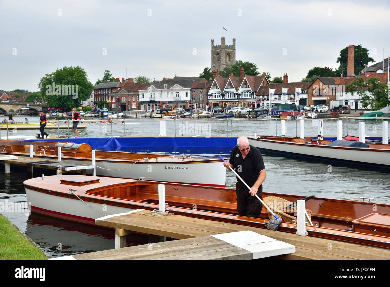 Una pulizia dell arbitro barche a Henley Royal Regatta 2017, Henley-on-Thames, Oxon, Inghilterra Foto Stock