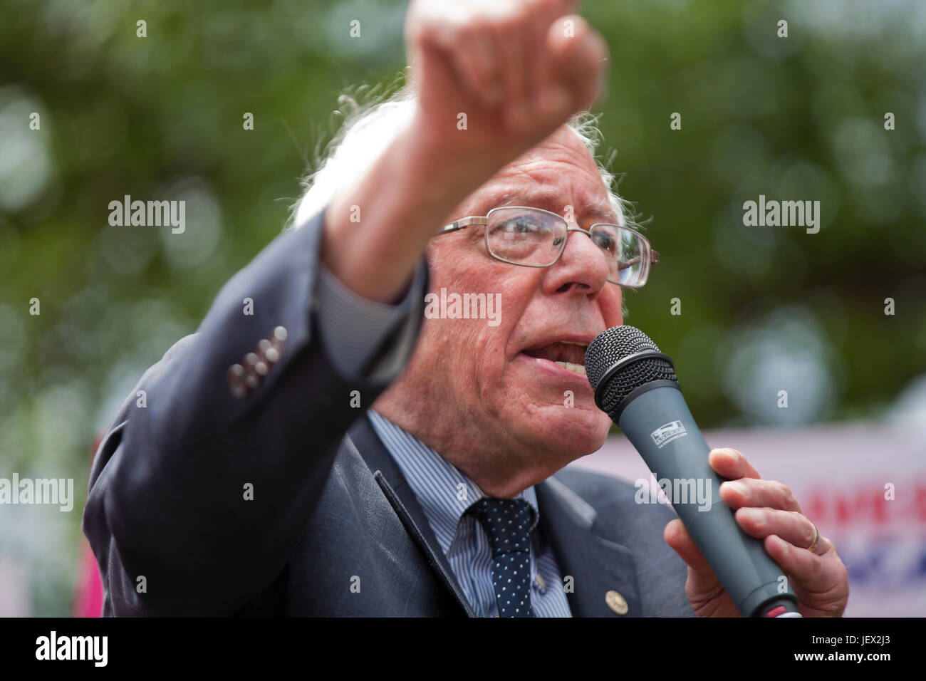 Washington, DC, Stati Uniti d'America. Il 27 giugno, 2017. Davanti al Senato degli Stati Uniti AHCA voto (American Health Care Act), centinaia di raccogliere su Capitol Hill per protestare contro il repubblicano disposizioni connesse con la salute della donna, compresi molti dei senatori lavorando per ritardare il voto Trumpcare. Il senatore Bernie Sanders parla ai manifestanti, promettendo di ritardare il GOP Health Care votazione. Credito: B Christopher/Alamy Live News Foto Stock