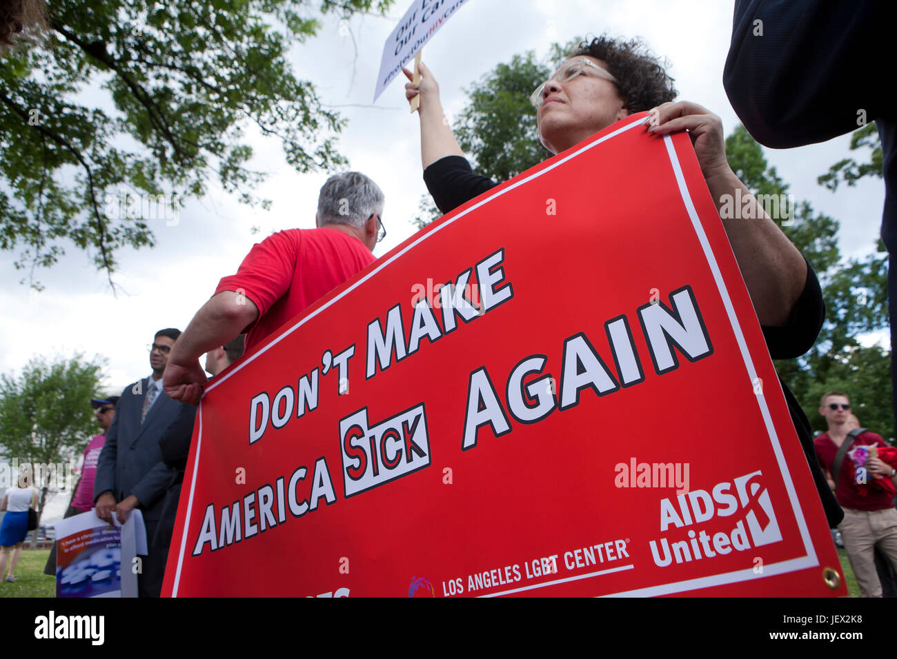 Washington, DC, Stati Uniti d'America. Il 27 giugno, 2017. Davanti al Senato degli Stati Uniti AHCA voto (American Health Care Act), centinaia di raccogliere su Capitol Hill per protestare contro il repubblicano disposizioni connesse con la salute della donna, compresi molti dei senatori lavorando per ritardare il voto Trumpcare. Credito: B Christopher/Alamy Live News Foto Stock