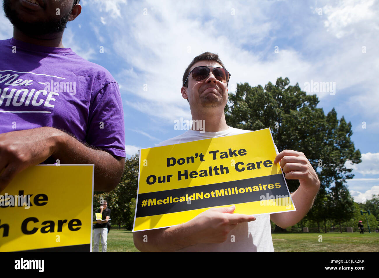 Washington, DC, Stati Uniti d'America. Il 27 giugno, 2017. Davanti al Senato degli Stati Uniti AHCA voto (American Health Care Act), centinaia di raccogliere su Capitol Hill per protestare contro il repubblicano disposizioni connesse con la salute della donna, compresi molti dei senatori lavorando per ritardare il voto Trumpcare. Credito: B Christopher/Alamy Live News Foto Stock