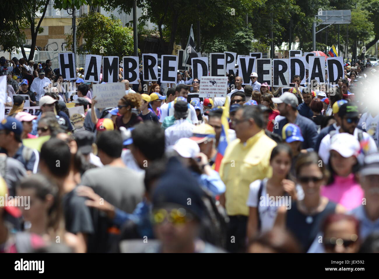 Caracas, Venezuela. Il 27 giugno, 2017. I manifestanti tenere cartelli dicendo "Hambre de verdad' (lit. fame di verità) ad una marcia di protesta durante il giorno del giornalista a Caracas, Venezuela, 27 giugno 2017. La manifestazione si rivolge contro il governo socialista del presidente Maduro. Numerose persone sono state prendendo quotidianamente per le strade per mesi. Durante dette marche più di 70 persone hanno perso la loro vita. Foto: Manaure Quintero/dpa/Alamy Live News Foto Stock