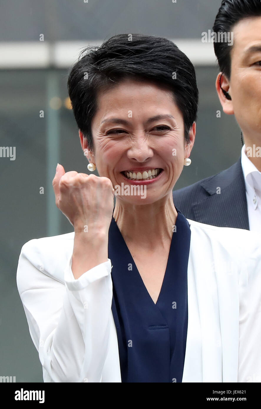 Tokyo, Giappone. Il 28 giugno, 2017. Renho, leader del Giappone del principale partito d opposizione Partito Democratico sorrisi come ella offre un discorso di campagna per il suo partito candidato Hiroki Hamada per la imminente Tokyo Metropolitan Assemblea elezione a Tokyo il Mercoledì, 28 giugno 2017. Credito: Yoshio Tsunoda/AFLO/Alamy Live News Foto Stock