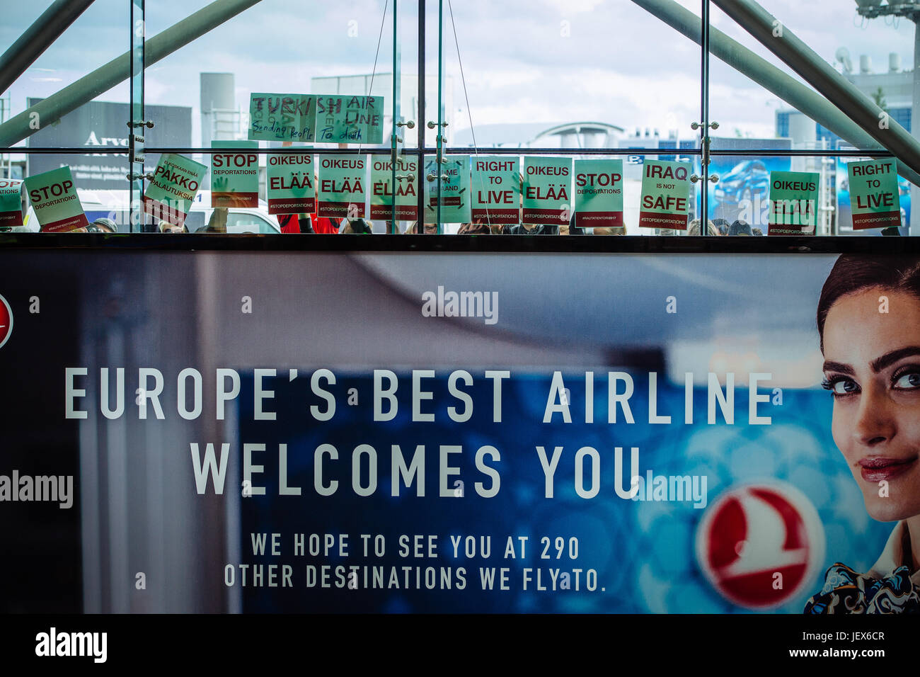 Vanda, Finlandia. Il 27 giugno, 2017. Il 27 di giugno, i richiedenti asilo e gli attivisti finlandesi ha tenuto una manifestazione a Vantaa Airport. Lo scopo era quello di evitare la deportazione degli iracheni richiedente asilo. La dimostrazione abbiamo soggiornato per 3 ore. Il piano in Iraq ha lasciato senza che nessuno offboarding (il che significa che la deportazione è stata effettuata). La Turkish Airlines sono state eseguendo il volo. Credito: Alexander Popkov/Alamy Live News Foto Stock