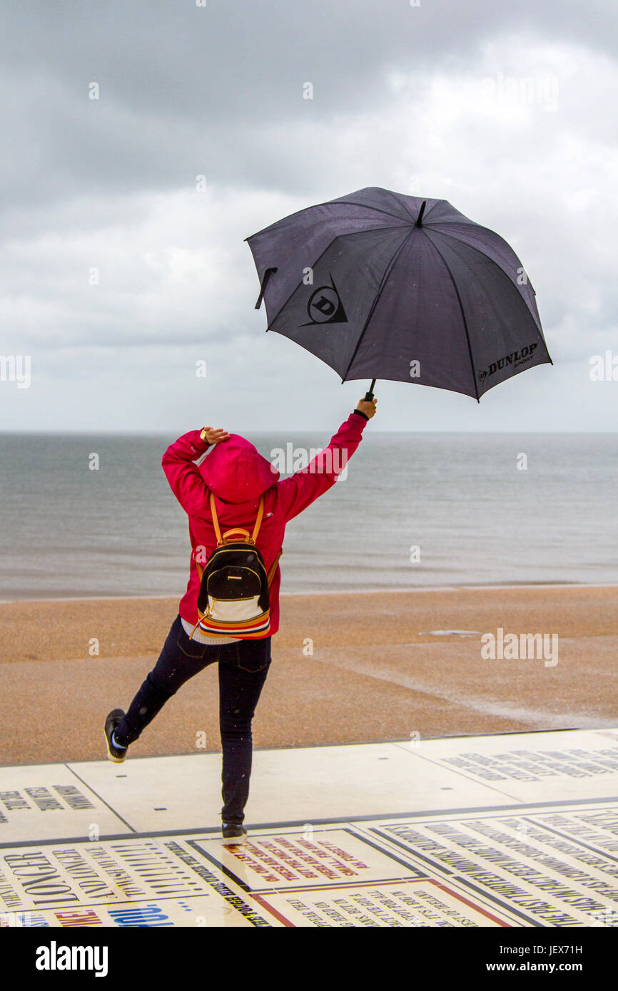 Blackpool, Lancashire, Regno Unito. Regno Unito Meteo. Il 28 giugno, 2017. Heavy Rain in città con delle nazioni unite-tempo stagionale sul promontorio della torre e il lungomare. Come acquazzoni torrenziali rendono difficile per il turco ai turisti di ammirare le attrazioni della commedia di moquette. La previsione è per continuare la persistente e spesso heavy rain lentamente evolvendo verso nord. Credito; MediaWorldImages/AlamyLiveNews Foto Stock