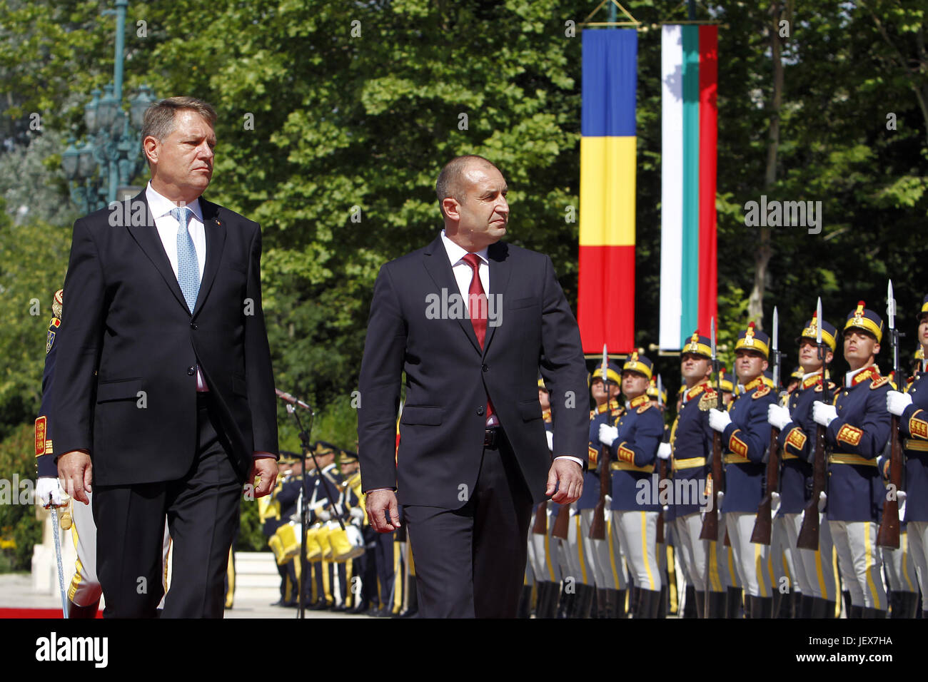 Bucarest, Romania. Il 28 giugno, 2017. Presidente della Repubblica di Romania Klaus Iohannis (L) e il suo omologo Bulgaria rumine Radev rivedere l'onore protezioni a Palazzo Cotroceni a Bucarest in Romania, il 28 giugno 2017. Credito: Cristel/Xinhua/Alamy Live News Foto Stock