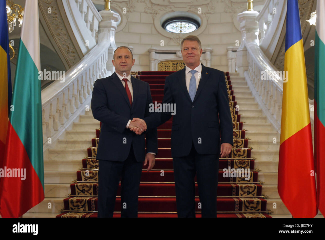 Bucarest, Romania. Il 28 giugno, 2017. Presidente della Repubblica di Romania Klaus Iohannis (R) stringe la mano con il suo omologo Bulgaria rumine Radev a Palazzo Cotroceni a Bucarest in Romania, il 28 giugno 2017. Credito: Cristel/Xinhua/Alamy Live News Foto Stock