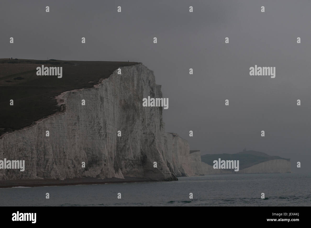 Cuckmere Haven, Seaford, East Sussex, Regno Unito..28 giugno 2017..le scogliere Seven Sisters si dissolvono nella nebbia marina e nella pioggia. Preso da Seaford Head verso Birling Gap, affacciato su Cuckmere Haven. Faro Belle Tout appena visibile. Foto Stock