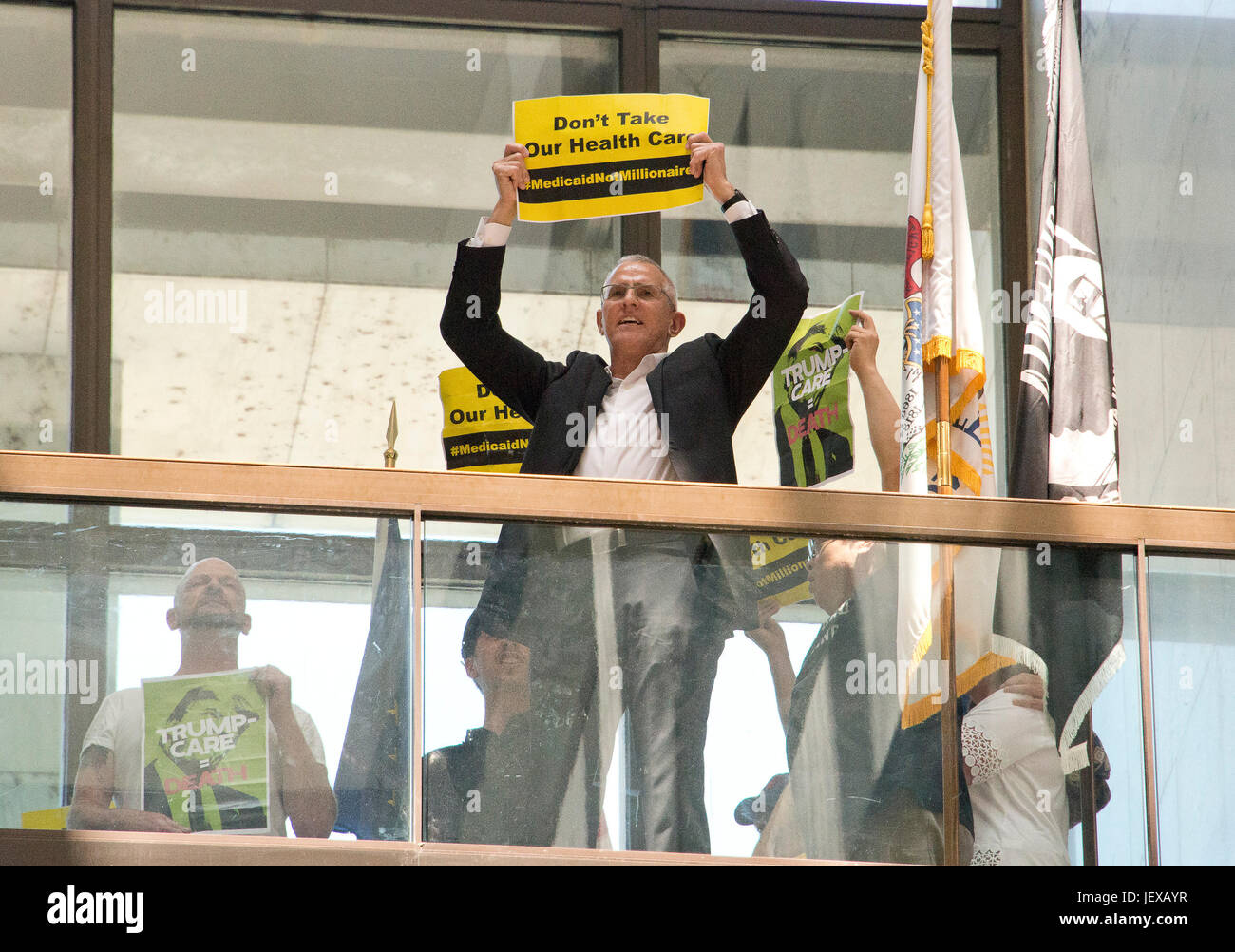 I manifestanti cantando "l'assistenza sanitaria è un diritto " stadio un sit-in al di fuori dell'Ufficio del Senato degli Stati Uniti Lisa Murkowski (Repubblicano dell'Alaska) nel senato Hart Edificio per uffici a Washington DC su Mercoledì, 28 giugno 2017. Credito: Ron Sachs/CNP /MediaPunch Foto Stock