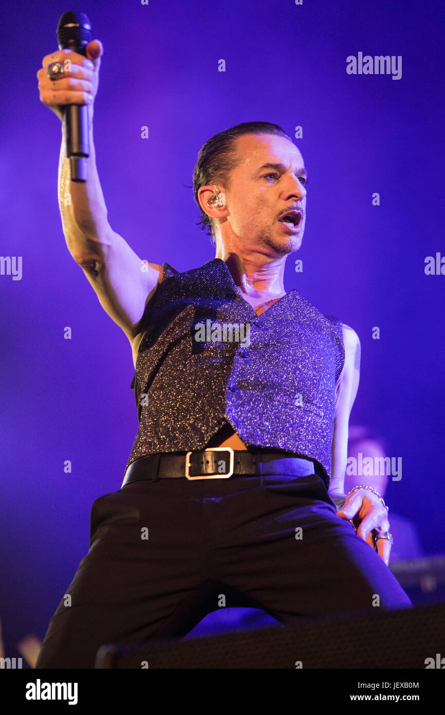 Milano Italia. Il 27 giugno 2017. L'inglese electronic band DEPECHE MODE si esibisce dal vivo sul palco allo Stadio San Siro durante il 'Global spirito Tour' Credito: Rodolfo Sassano/Alamy Live News Foto Stock