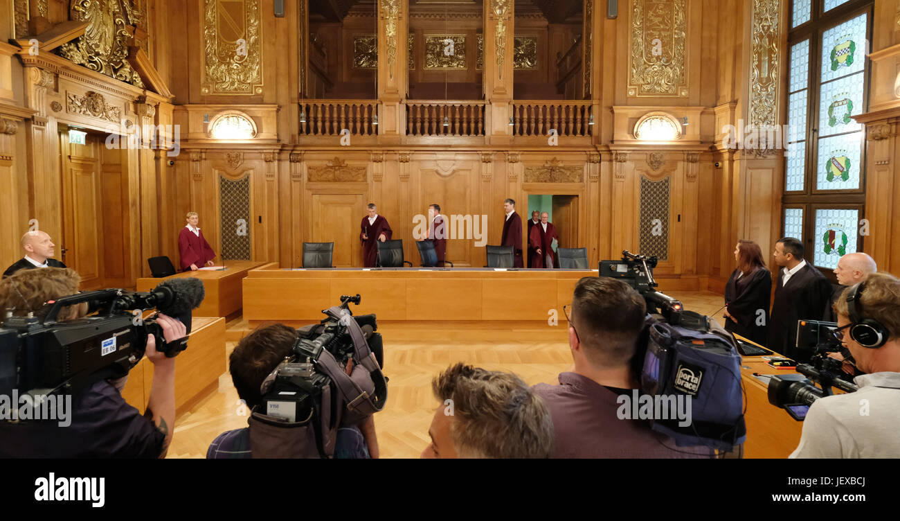 Dpatop - i giudici arrivano in tedesco la Corte suprema federale di Lipsia, in Germania, il 28 giugno 2017. La corte è impostato per prendere una decisione per quanto riguarda la detenzione preventiva dell'assassino di Mohamed e Elias. Foto: Sebastian Willnow/dpa-Zentralbild/dpa Foto Stock