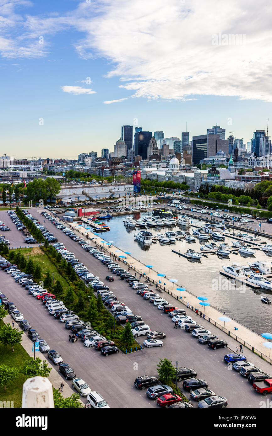 Montreal, Canada - 27 Maggio 2017: vista aerea del porto antico con molte barche e nel centro cittadino di città nella regione di Québec durante il tramonto Foto Stock