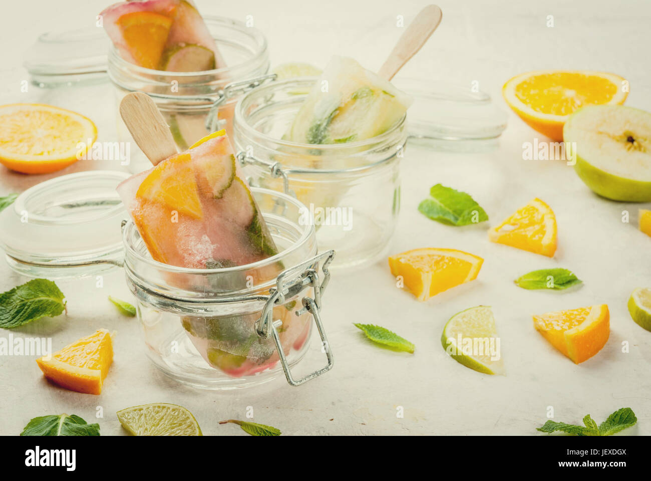 Gelato fatto in casa. Bevande Surgelati. Frutta fresca e agrumi. Popsicles di bianco e rosso sangria, limonata o mojito. Con le arance, calce, menta, mele. Bianco Foto Stock