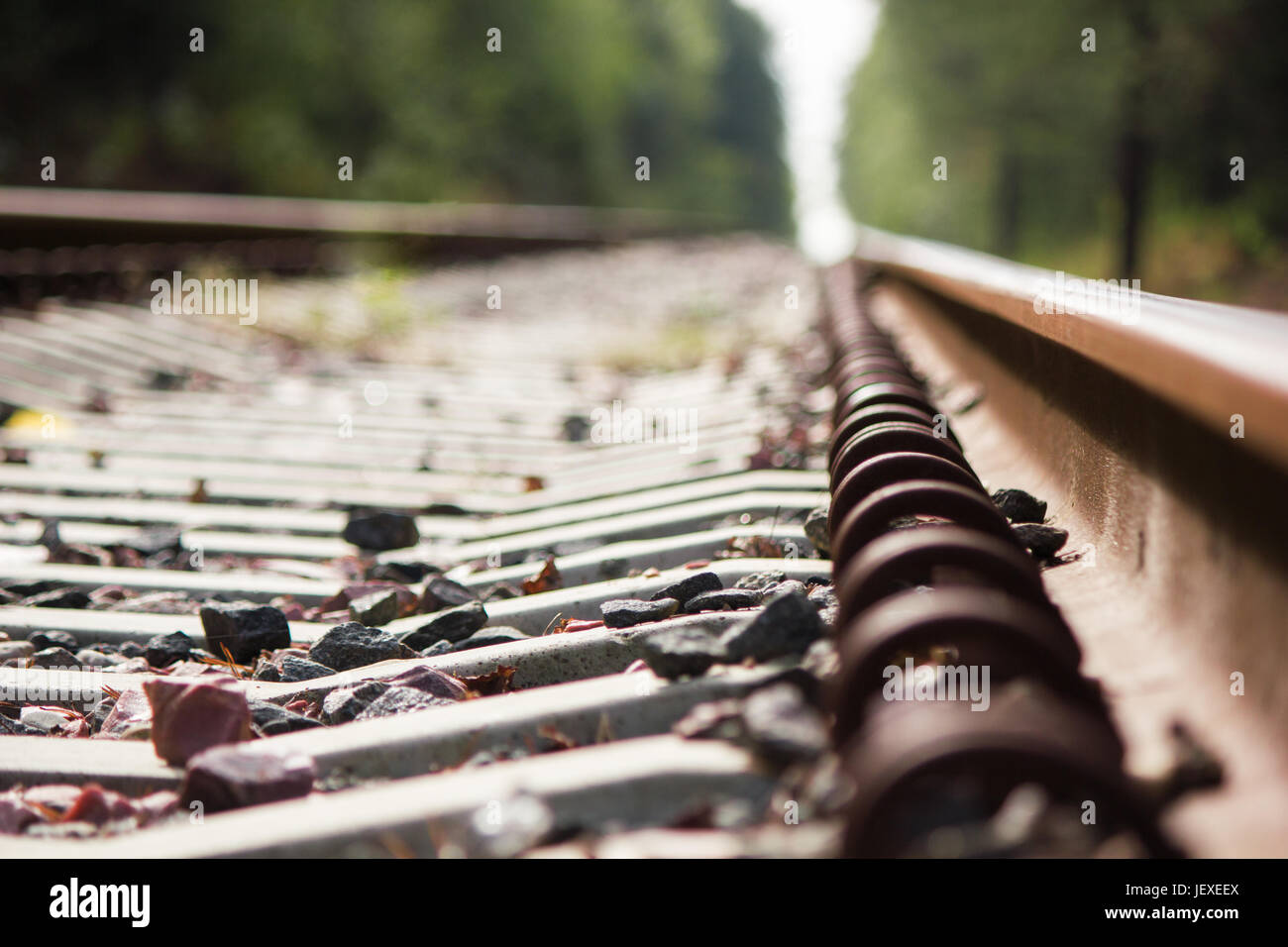 Dalla stazione ferroviaria, ferrovia sopraelevata,Road,sistema ferroviario,sfondo,rotaie,un treno,pietre,l'ecologia,legno,metalli,comunicazione,relazioni,natura,trasporto,trans Foto Stock