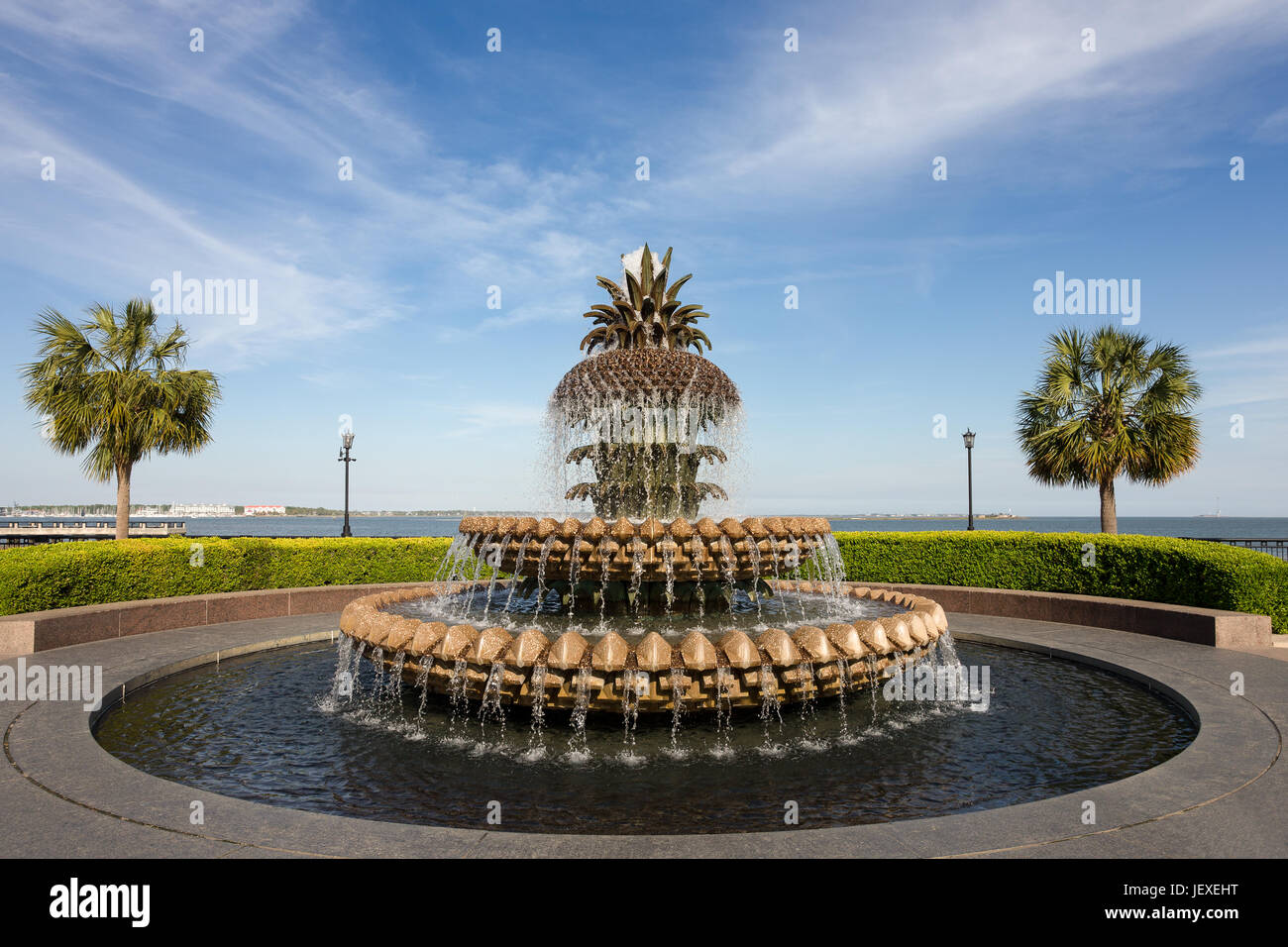 Ananas fontana in Waterfront Park a Charleston, Sc. Ananassi sono un simbolo dell'ospitalità del Sud Americano. Copia dello spazio nel Cielo se ne Foto Stock