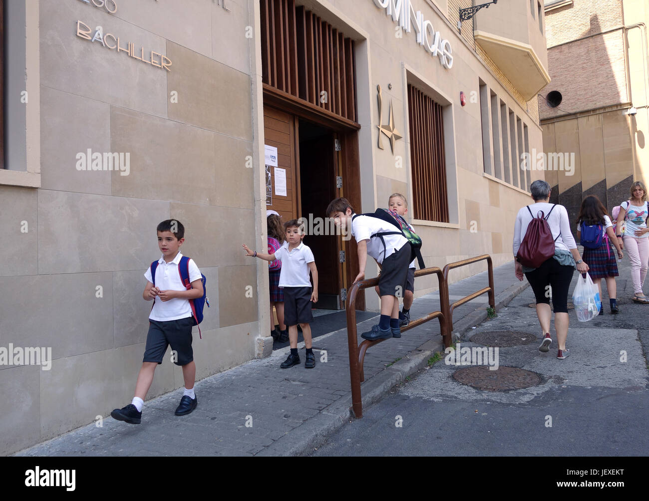 I bambini lasciando Santo Tomas Dominicas scuola in Pamplona nella Spagna settentrionale Foto Stock