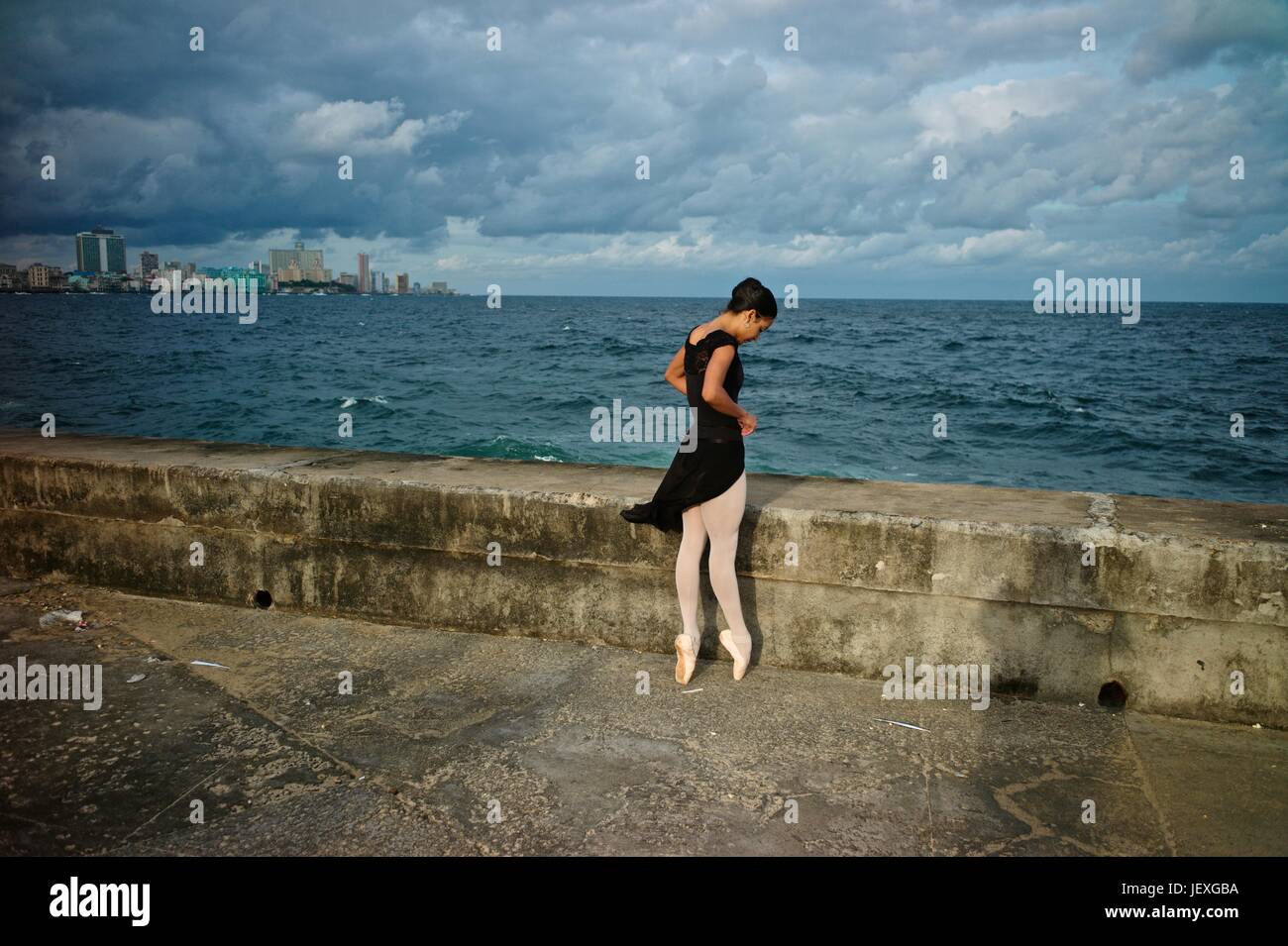 Una ballerina del Balletto Nazionale di Cuba danze en pointe a La Havana Malecon. Foto Stock