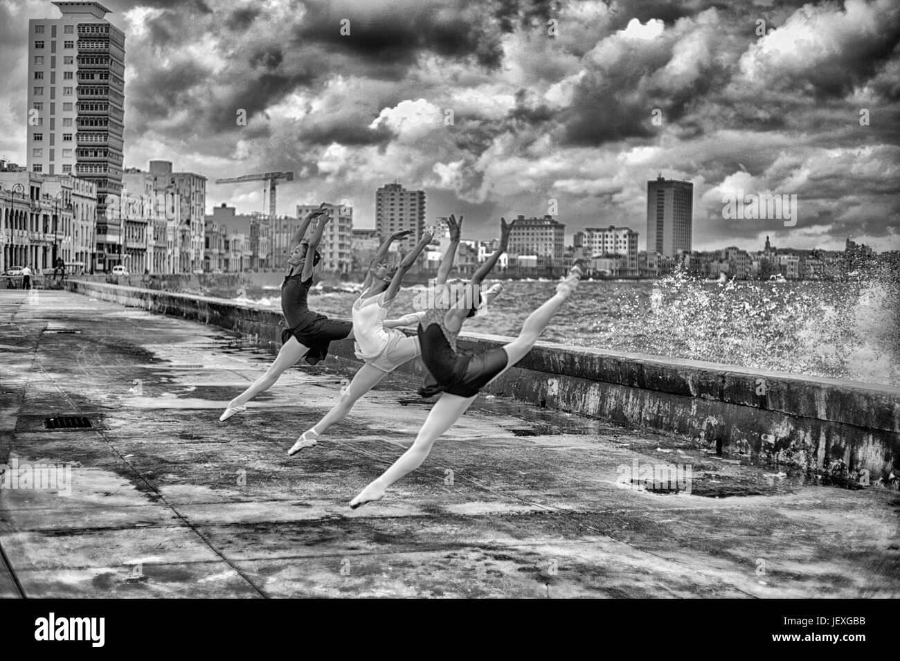 Ballerine del Balletto Nazionale di Cuba danza sul l'Avana del Malecon. Foto Stock