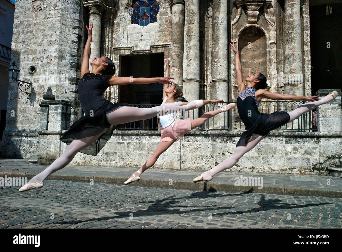 Ballerine del Balletto Nazionale di Cuba dance sulle strade di l'Avana. Foto Stock