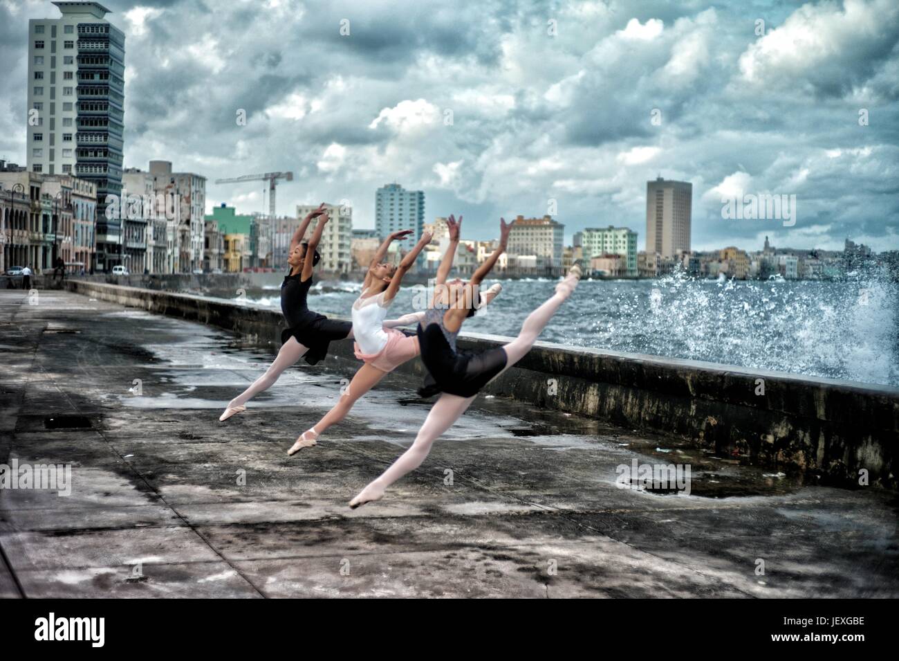 Ballerine del Balletto Nazionale di Cuba danza sul l'Avana del Malecon. Foto Stock