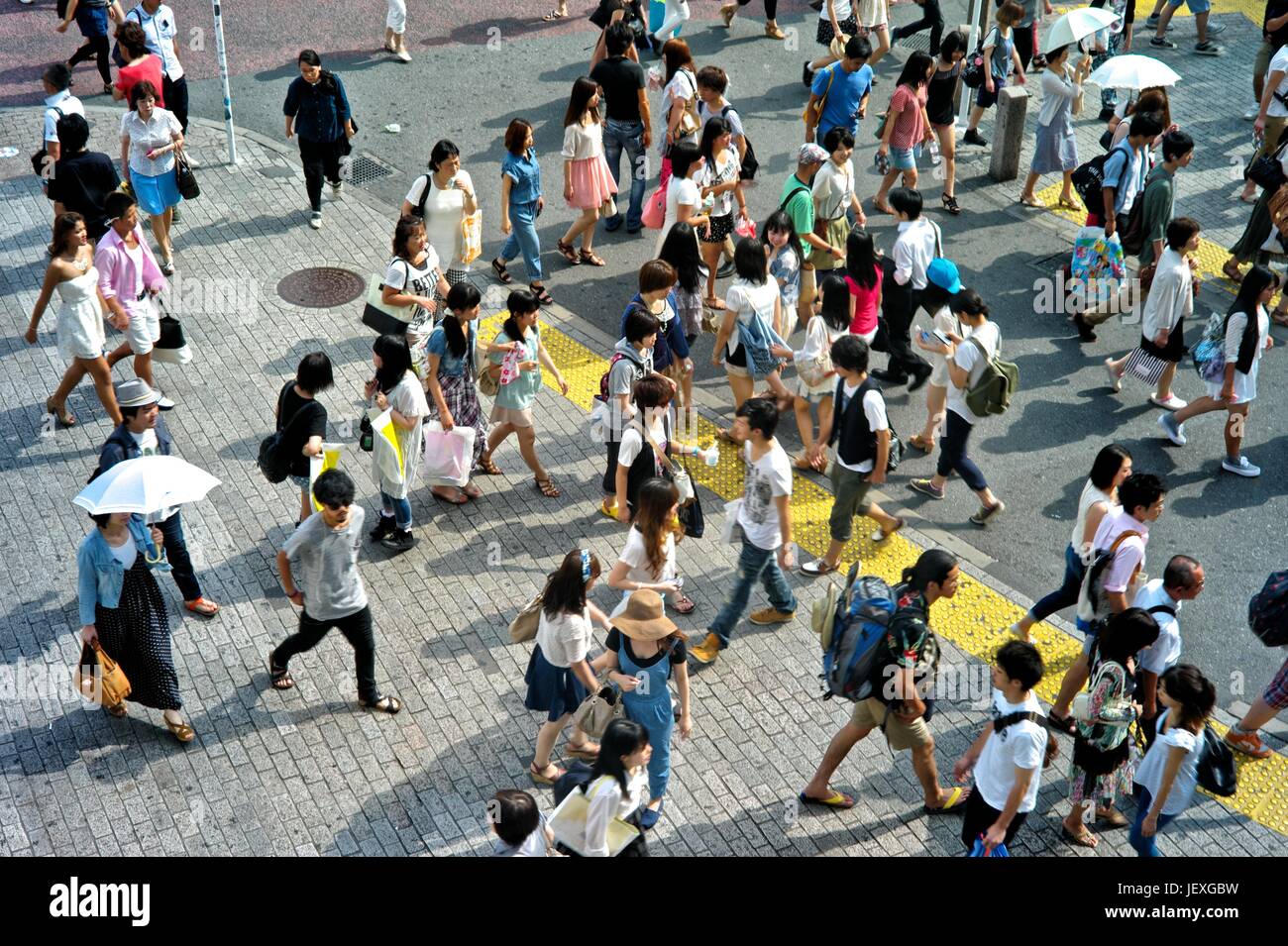 Pedoni in movimento nel quartiere di Shinjuku di Tokyo. Foto Stock