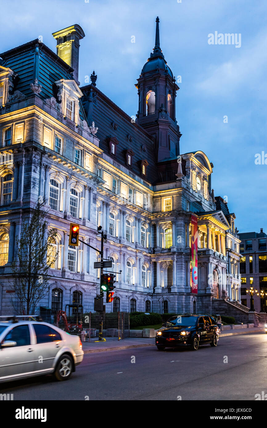 Montreal, Canada - 27 Maggio 2017: la zona della città vecchia con l' Hotel de ville e il museo di archivio su strada in blu scuro sera fuori nella regione di Québec city Foto Stock