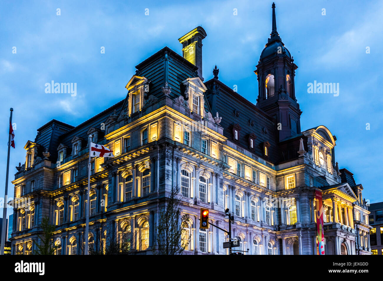 Montreal, Canada - 27 Maggio 2017: la zona della città vecchia con l' Hotel de ville e il museo di archivio su strada in blu scuro sera fuori nella regione di Québec city Foto Stock