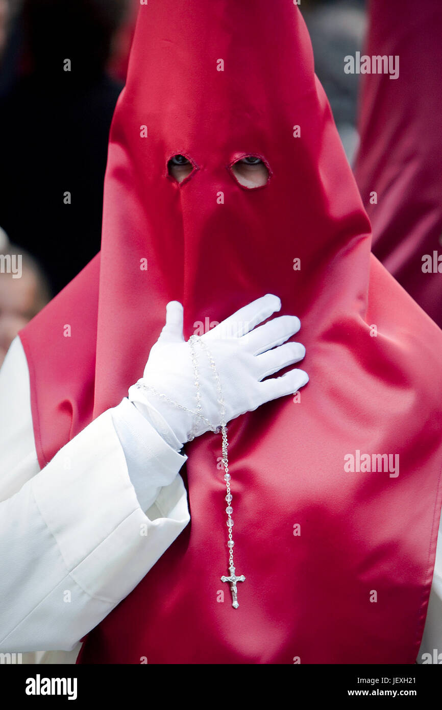 Penitente con un rosario in mano in una processione, Spagna Foto Stock