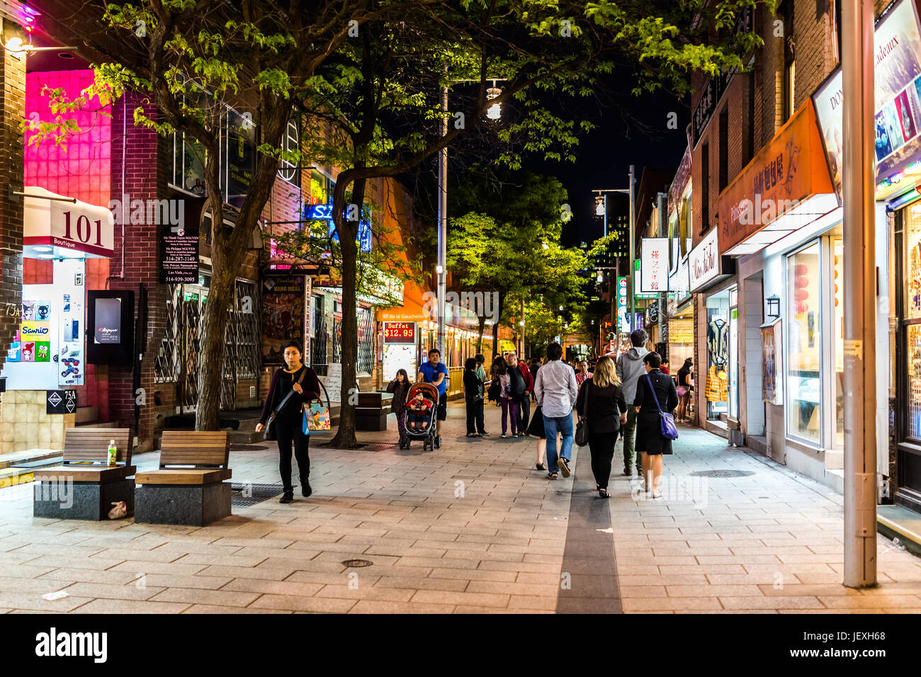 Montreal, Canada - 27 Maggio 2017: Chinatown asian downtown area notte con segni e persone che camminano nella sera fuori nella regione di Québec city Foto Stock