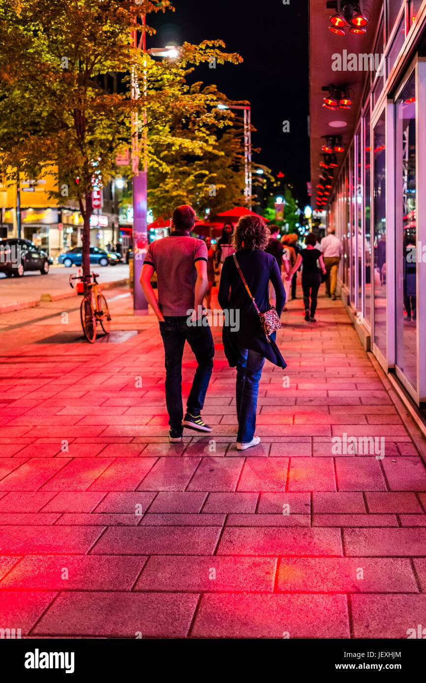 Montreal, Canada - 27 Maggio 2017: Sainte Catherine Street in Montreal del Gay Village nella regione di Québec con la gente a piedi di notte Foto Stock