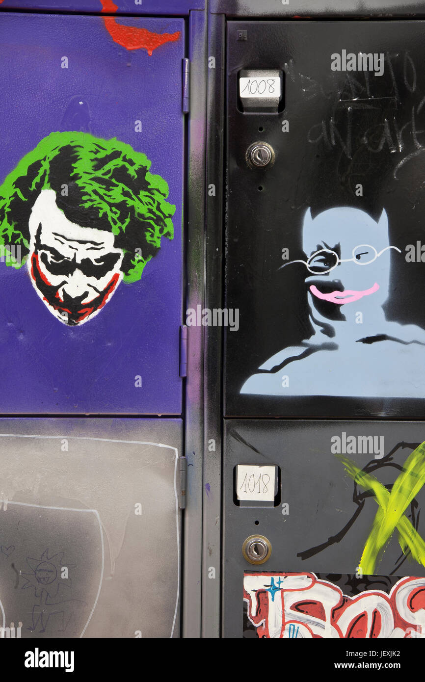 Barcellona, Spagna - 14 Marzo 2011: Graffiti di Joker e Batman dipinte sulle scrivanie degli studenti in La Massana scuola d arte a Barcellona, Spagna. Foto Stock