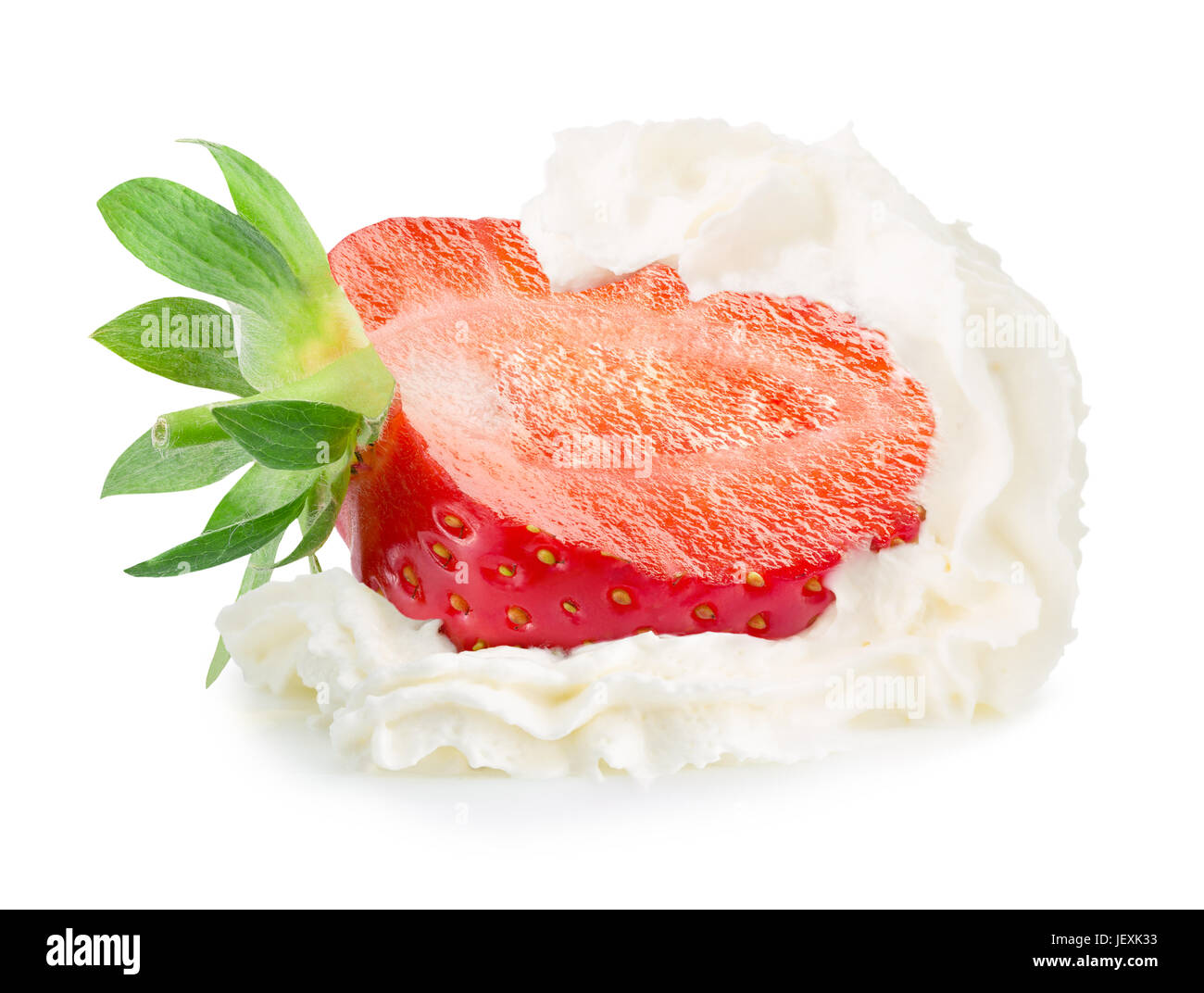 La metà delle fragole con panna montata isolata su uno sfondo bianco. Foto Stock