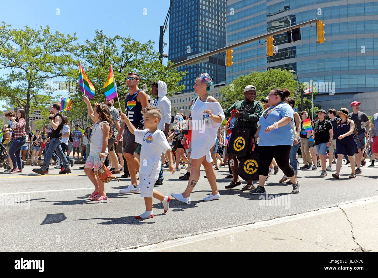 Bambini passeggiate Down East 9th Street mentre sventolando bandiere arcobaleno durante il mese di giugno 24, 2017 LGBT Pride Parade in downtown Cleveland, Ohio, USA. Foto Stock