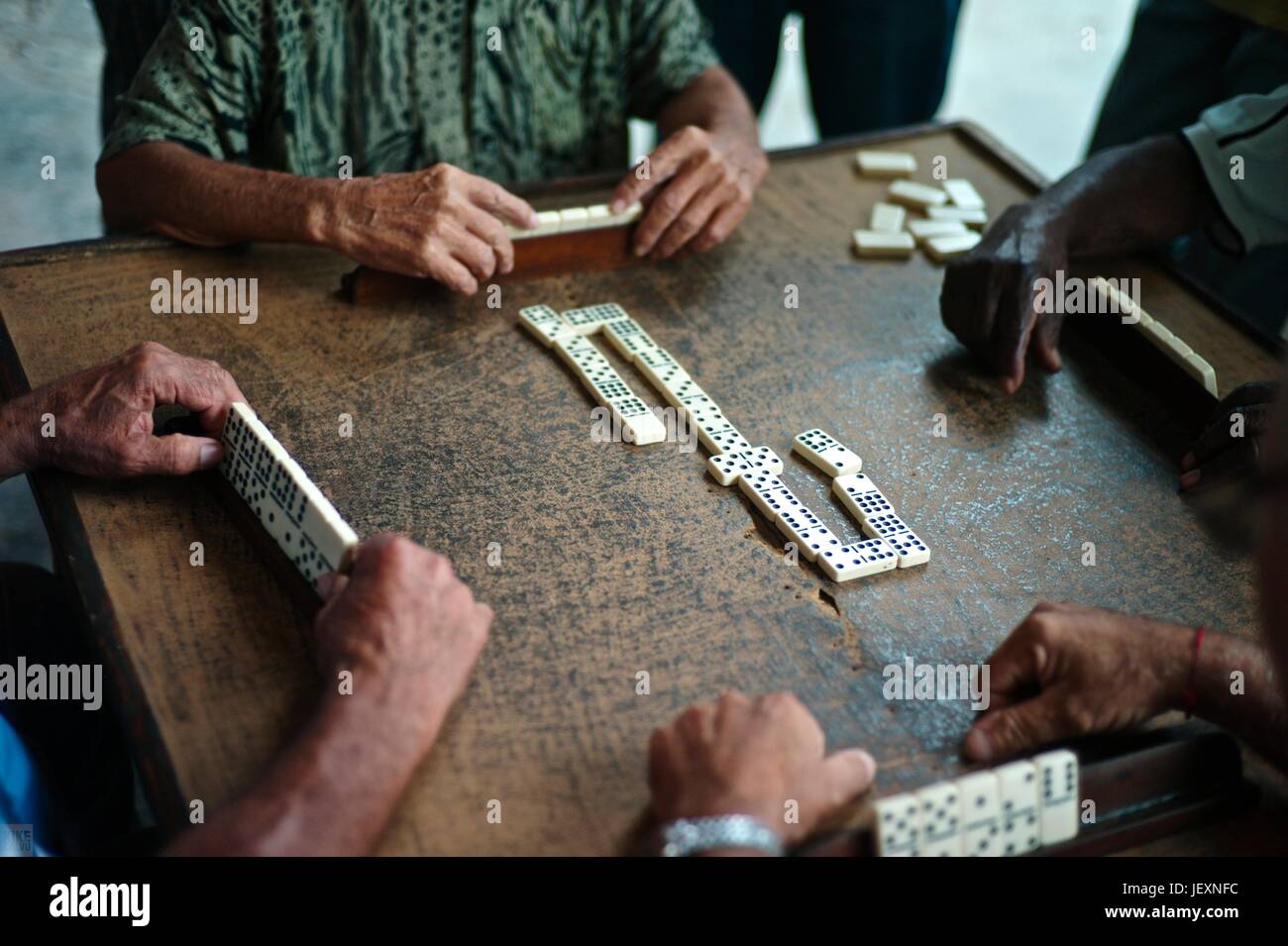 Gli uomini cubani la riproduzione dei Dominos. Foto Stock