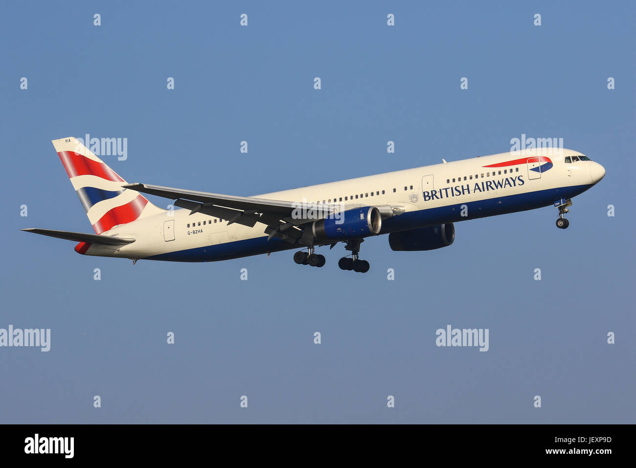 Un British Airways Boeing 777 atterra all'Aeroporto di Londra Heathrow Foto Stock