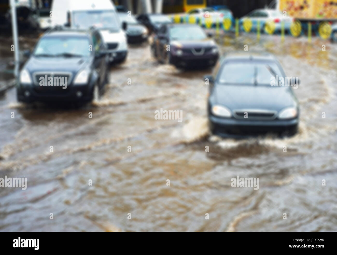 Vista Blured di auto il problema del traffico in una pesante pioggia Foto Stock