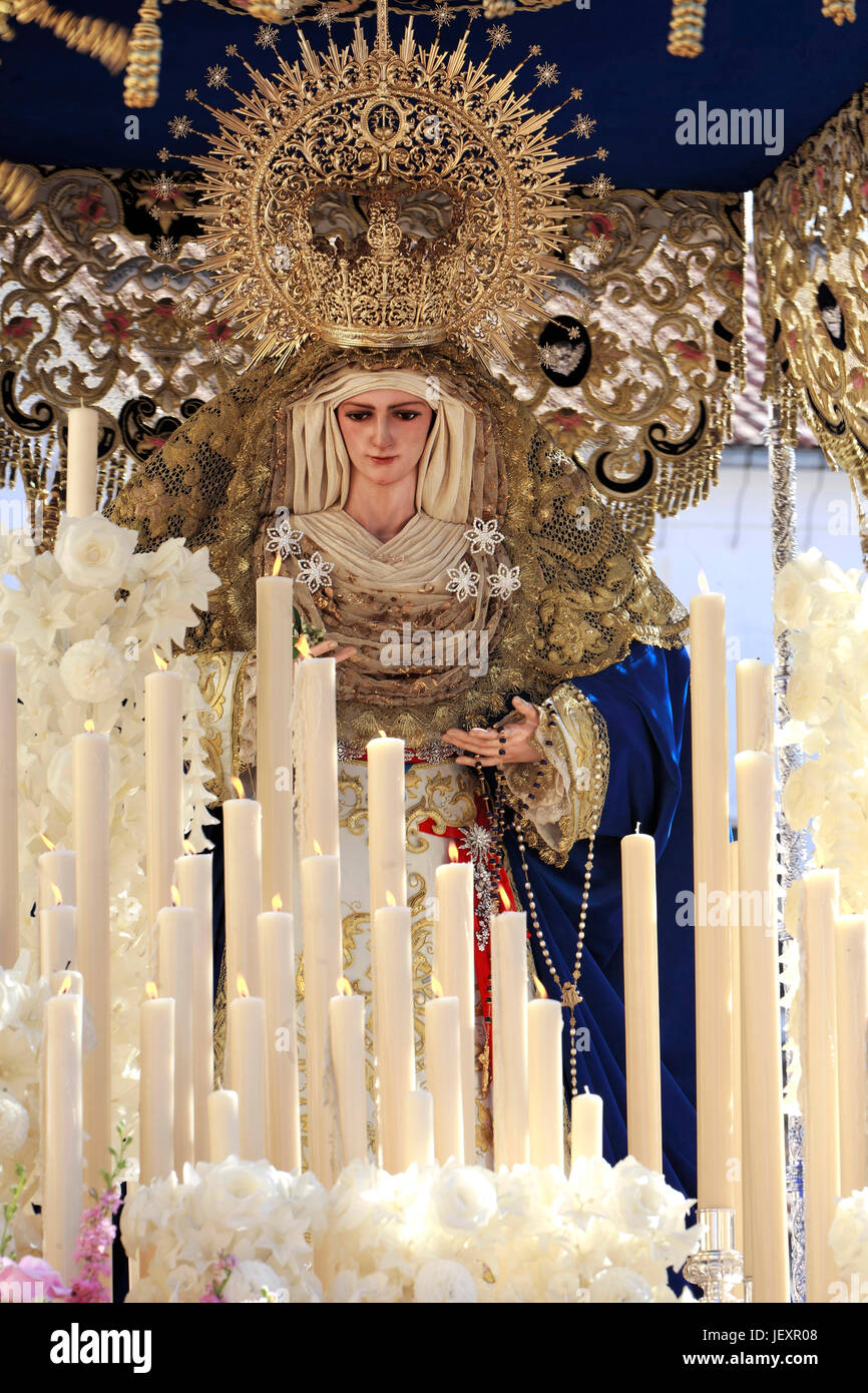 Legno di cedro di carving Virgen del Amor Hermoso durante la processione della Settimana Santa, Linares, Jaén, Andalusia, Spagna Foto Stock