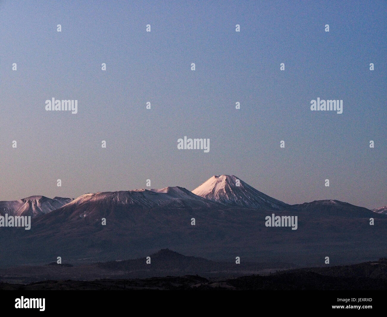 Tongariro e Ngauruhoe, visto dalla sella Waituhi, Tongariro National Park, North Island, Nuova Zelanda Foto Stock