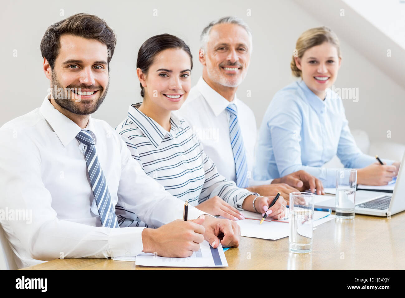 Colleghi di lavoro in occasione di un incontro Foto Stock