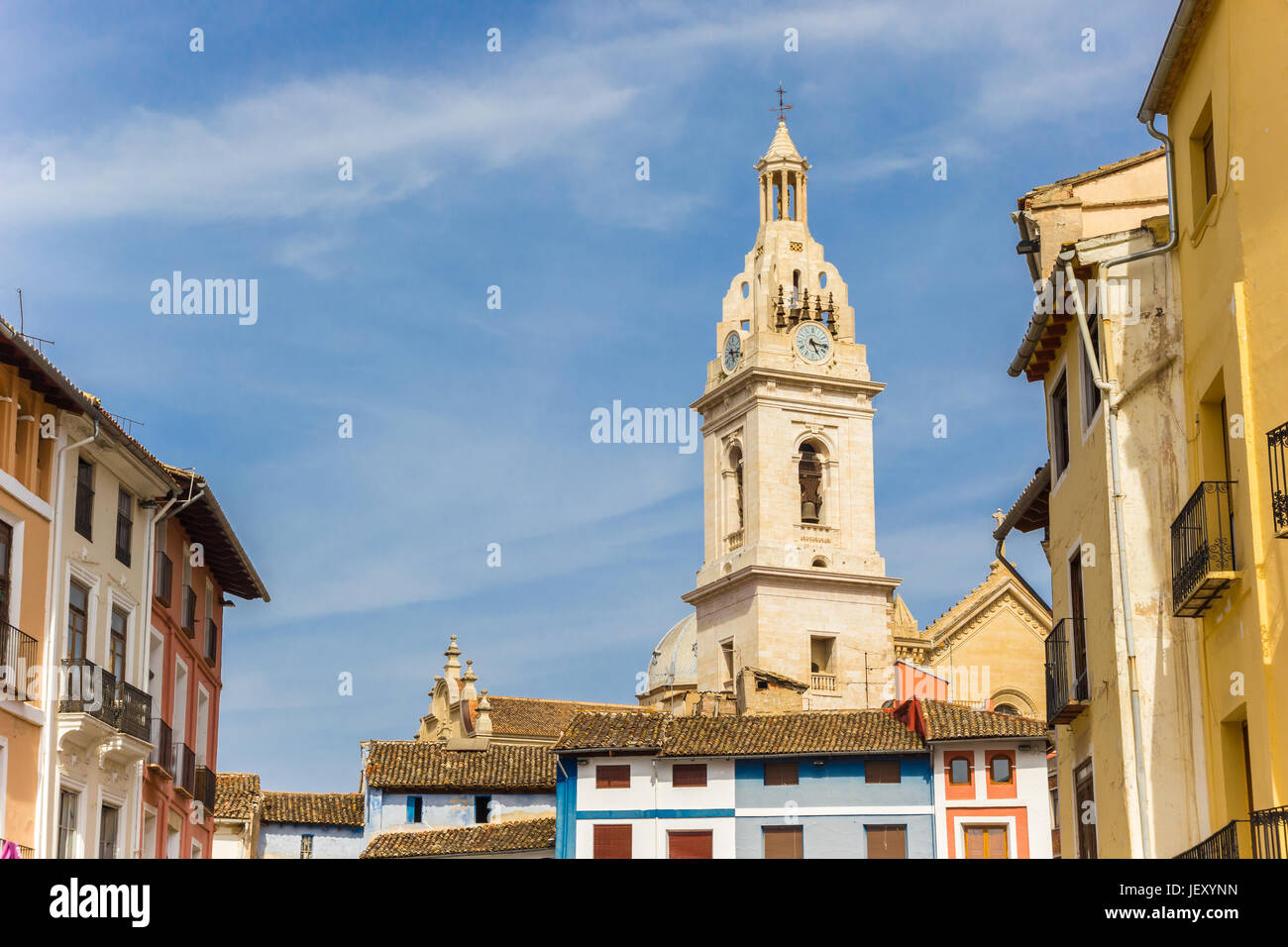 La torre della chiesa di Santa Maria e case colorate a Xativa, Spagna Foto Stock