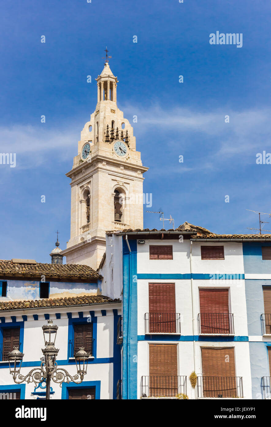 Torre della Basilica di Santa Maria e case blu a Xativa, Spagna Foto Stock