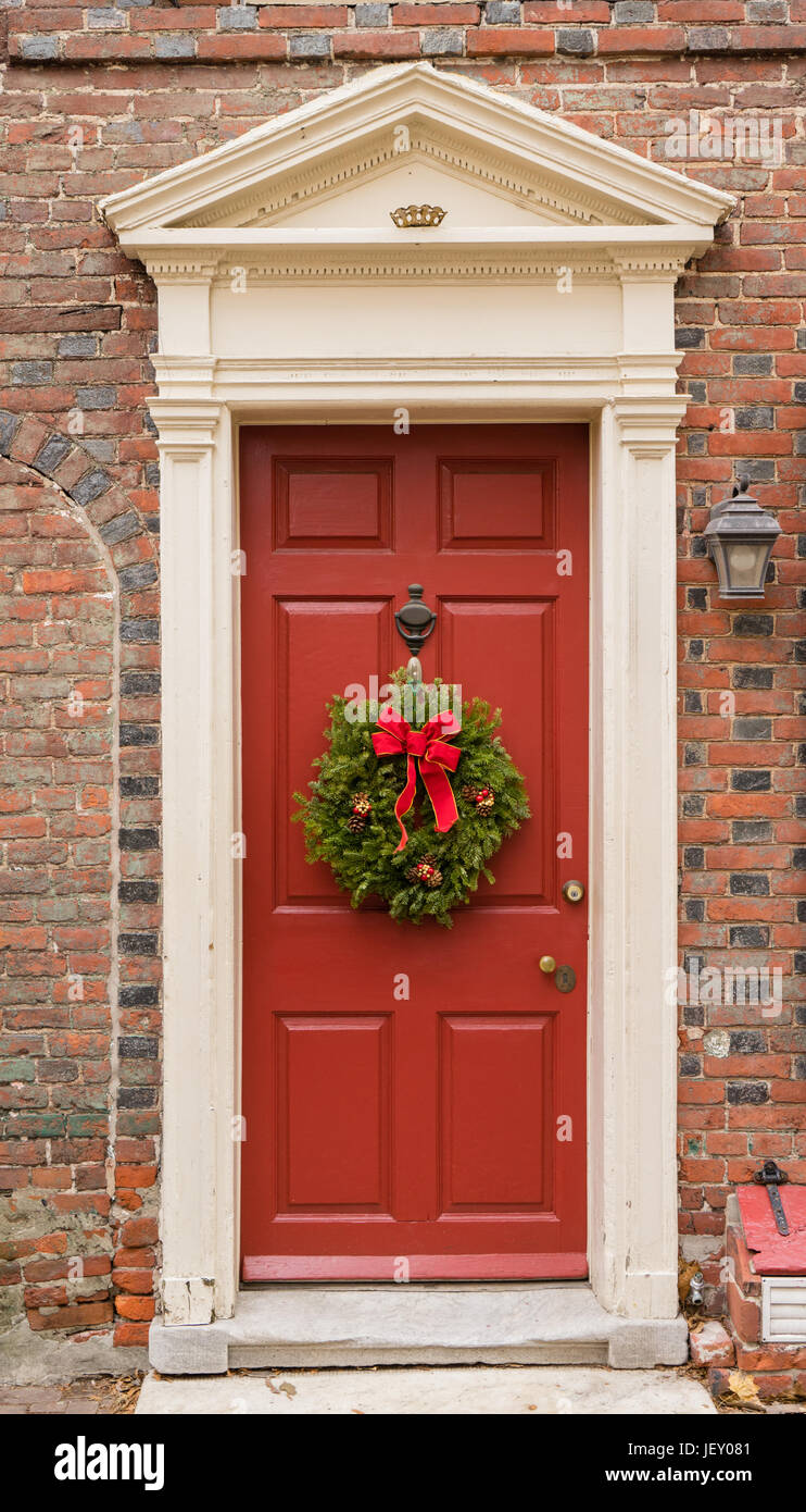 Rosso coloniale porta nel centro storico di Elfreth's Alley in Philadelphia con frontone e ghirlanda di Natale. Foto Stock