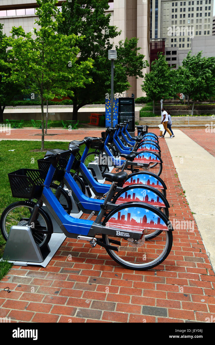 Pubblico di noleggiare le biciclette in docking station sul marciapiede nel centro di Baltimore, Maryland, Stati Uniti d'America Foto Stock