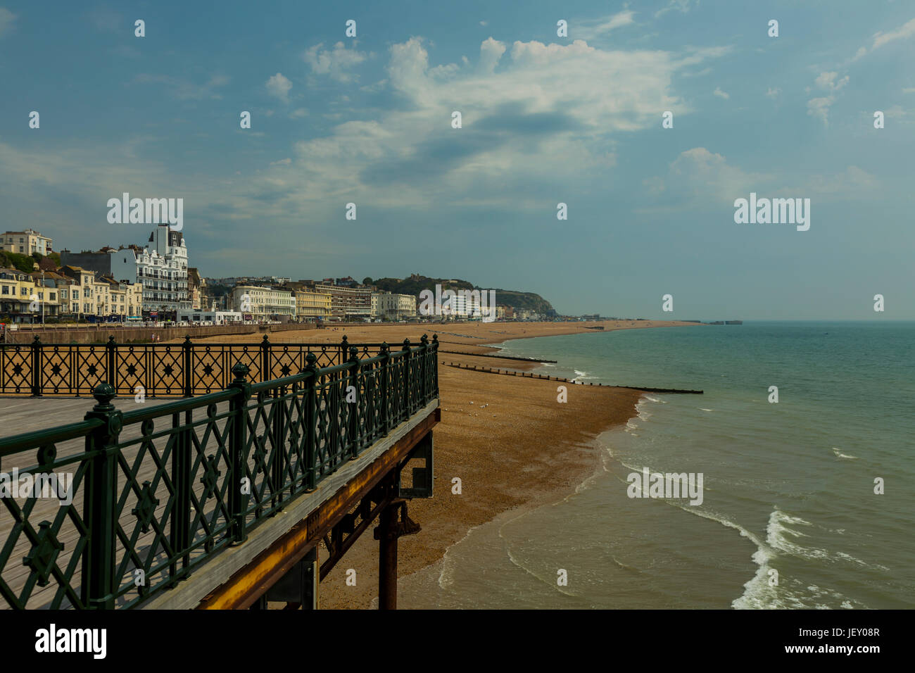 Vista dal molo di Hastings Foto Stock