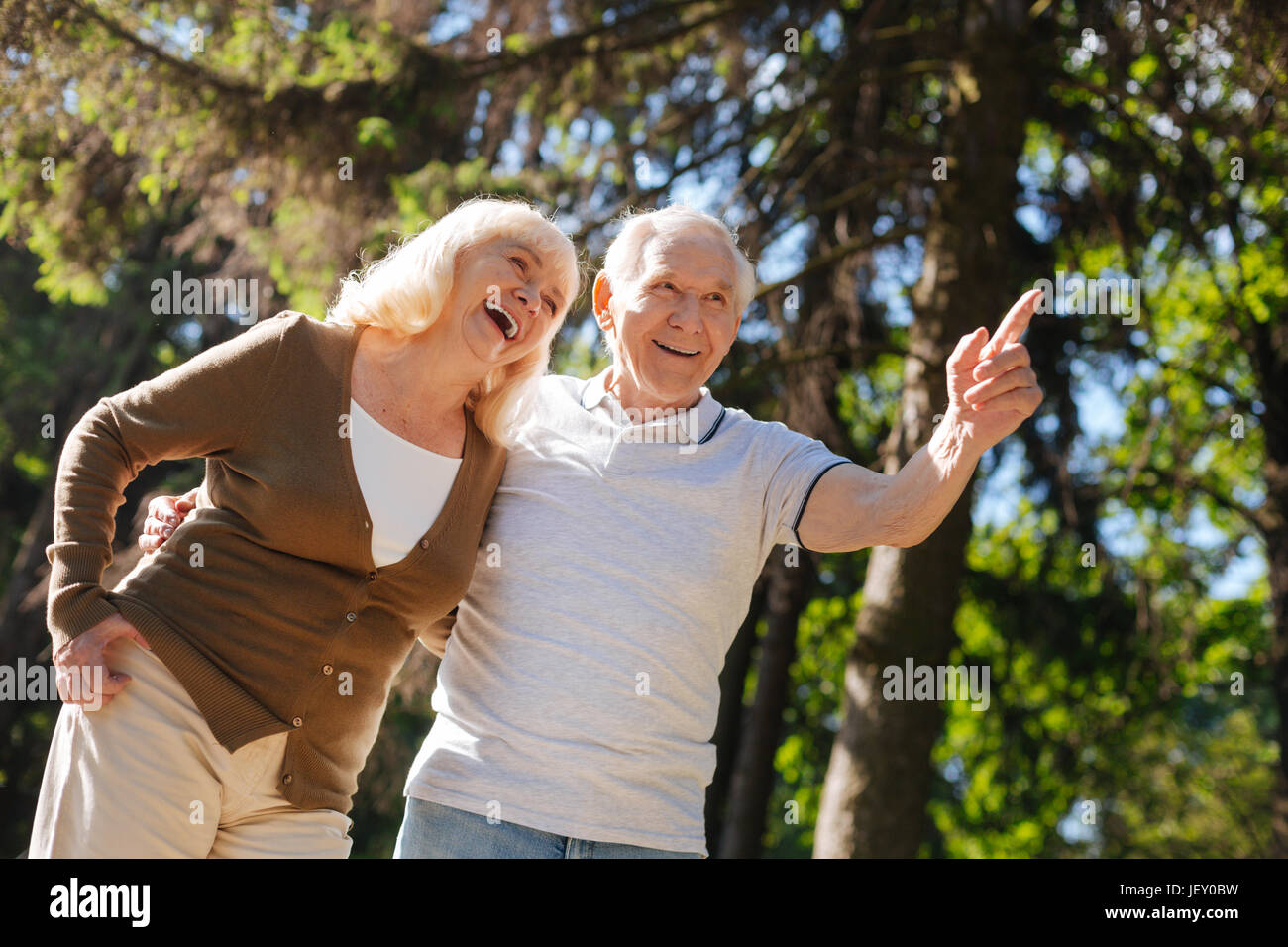 Donna sorridente che esprimono positività mentre in piedi accanto a suo marito Foto Stock