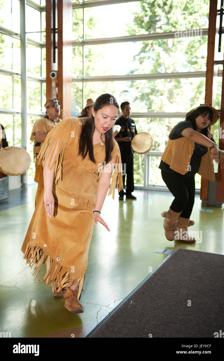 Le Prime Nazioni ballerini eseguono a SLCC su National Aboriginal giorno. Squamish Lil' wat centro culturale. Whistler BC, Canada Foto Stock