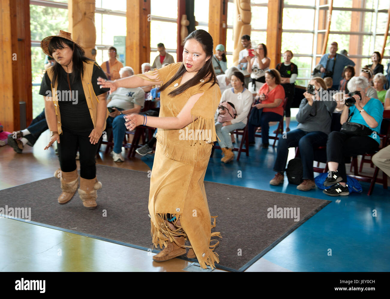 Le Prime Nazioni ballerini eseguono a SLCC su National Aboriginal giorno. Squamish Lil' wat centro culturale. Whistler BC, Canada Foto Stock