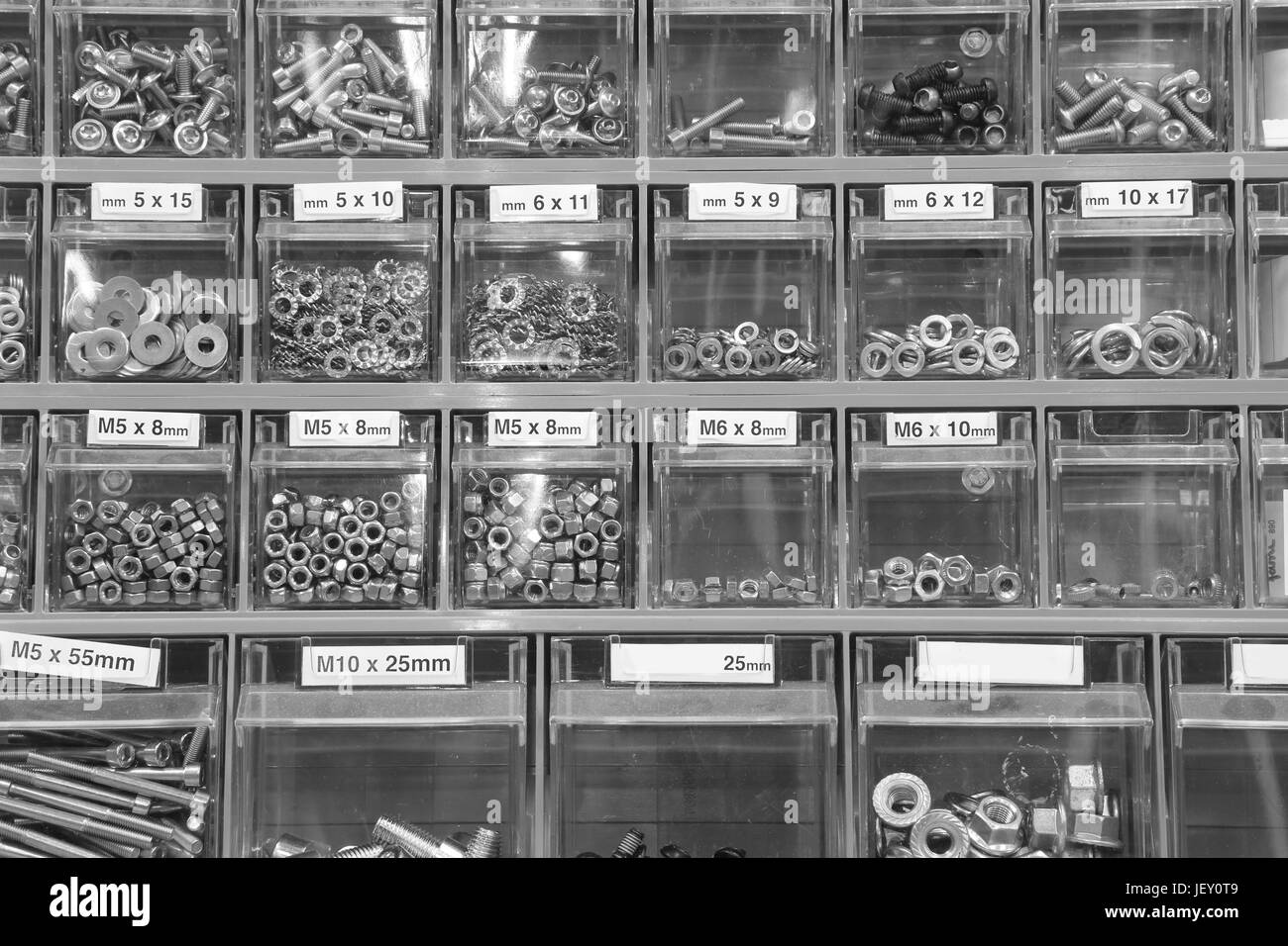 Molti piccoli bulloni metallici in hardware specializzato in hardware Foto Stock