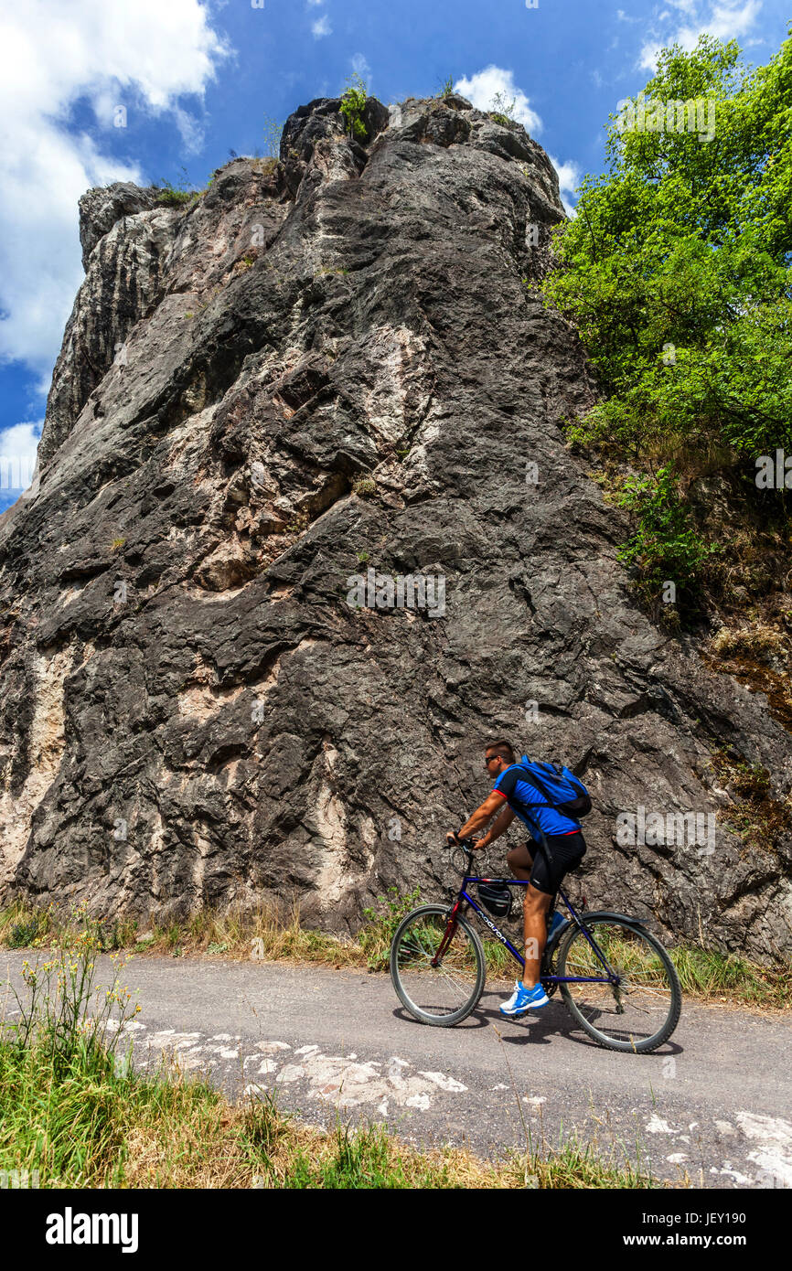 L'uomo guida un Ciclista in bicicletta su un percorso in bicicletta nella valle del fiume Berounka, Repubblica Ceca viaggio Europa Foto Stock